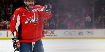 Овечкин отправил свитер с автографом вратарю Паскалю Леклеру