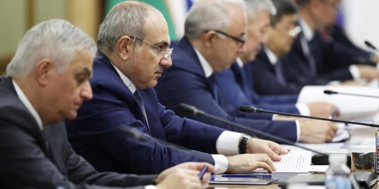 Пашинян призвал армян не выступать за присоединение Карабаха к Армении