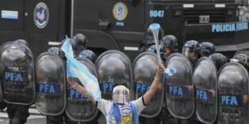 Полиция в Буэнос-Айресе оттеснила протестующих от здания конгресса