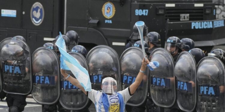 Полиция в Буэнос-Айресе применяет шашки с газом против протестующих