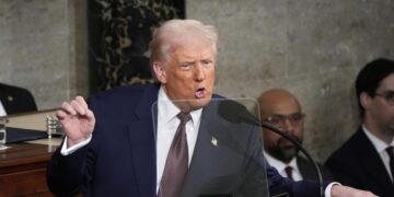 Прервавший речь Трампа конгрессмен заявил, что сделал бы это снова