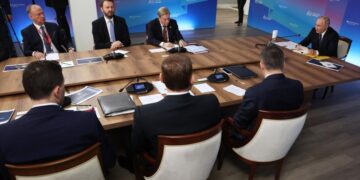 Россия открыта для кооперации по торговому флоту в Арктике, заявил Путин