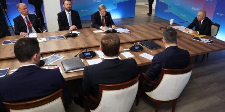 Россия открыта для кооперации по торговому флоту в Арктике, заявил Путин