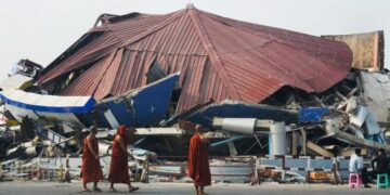 Российских спасателей направили в самый поврежденный район Мьянмы