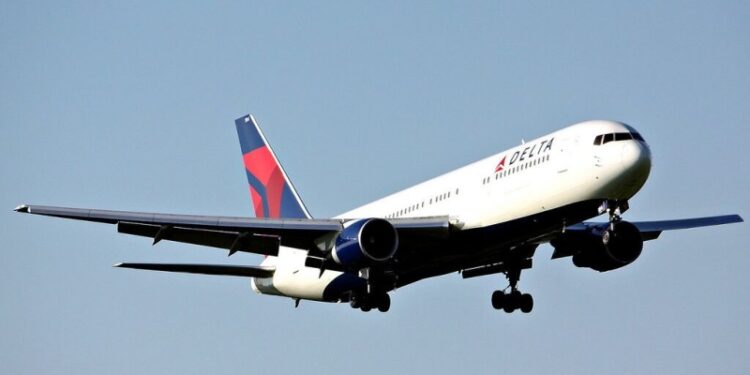 Самолет Delta Airlines задел крылом ВПП при посадке в Нью-Йорке