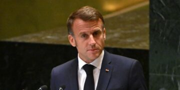 СМИ: Макрон изучает возможность миссии военных на Украине под эгидой ООН