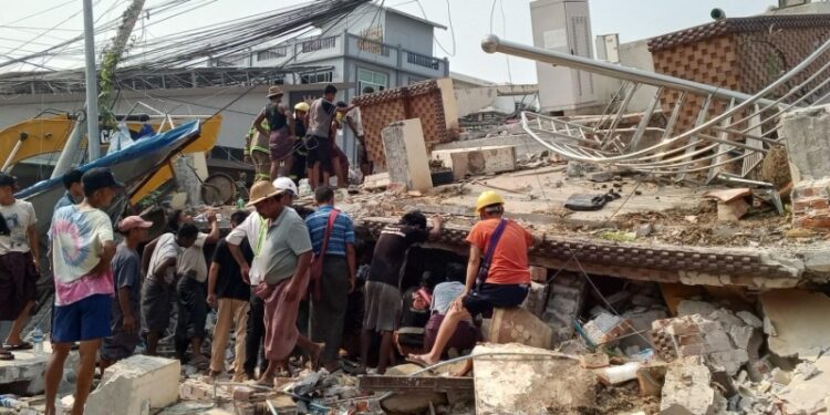 Сотрудники МЧС России спасли женщину из-под завалов в Мьянме