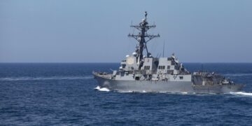 США направили эсминец для помощи в борьбе с нелегальными мигрантами