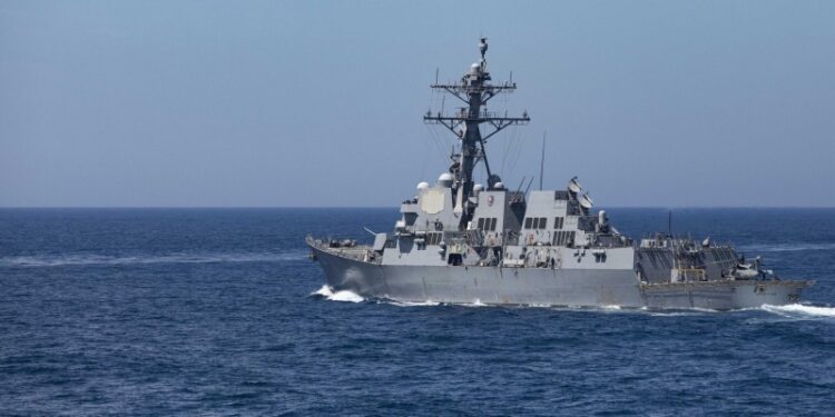 США направили эсминец для помощи в борьбе с нелегальными мигрантами