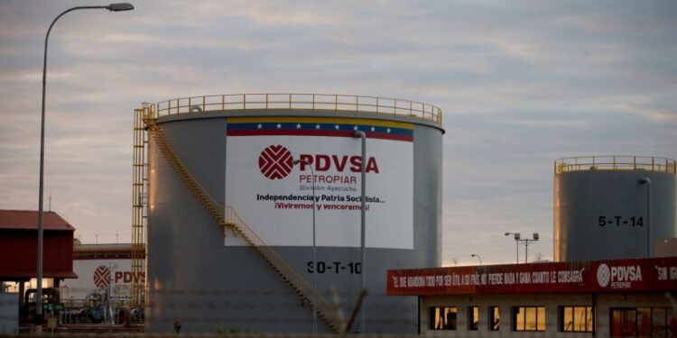 США запретили Eni получать оплату через поставки нефти от PDVSA