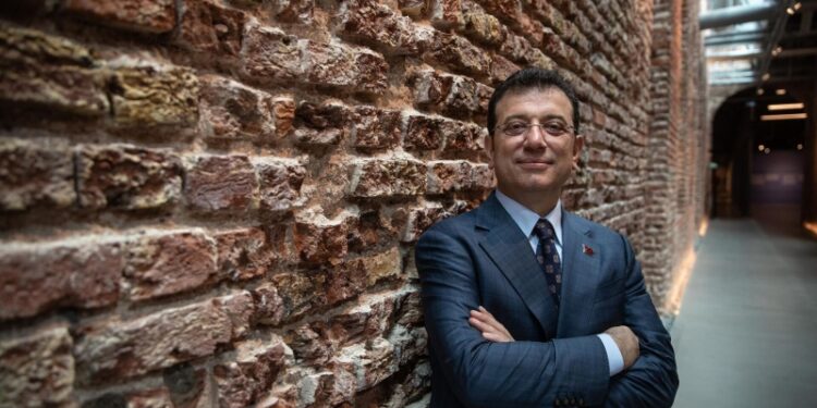 Суд арестовал мэра Стамбула