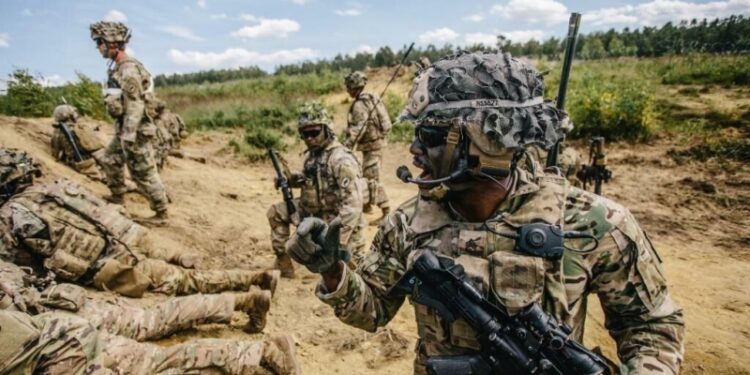 Трамп обдумывает переброску 35 тысяч военных в Восточную Европу, пишут СМИ