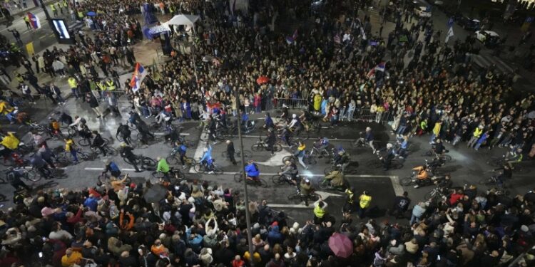 В Белграде три человека пострадали при наезде автомобиля на протестующих