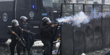 В Буэнос-Айресе футбольные фанаты начали теснить полицию