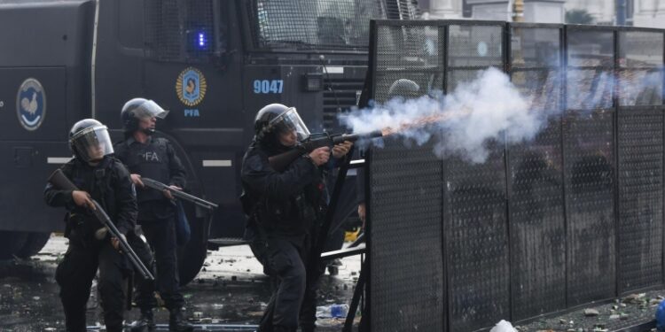 В Буэнос-Айресе футбольные фанаты начали теснить полицию