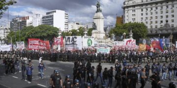 В центре Буэнос-Айреса протестуют уже несколько тысяч человек