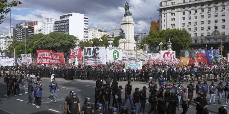 В центре Буэнос-Айреса протестуют уже несколько тысяч человек