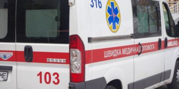 В Черкассах мужчина попал под машину, убегая от военкомов, сообщили СМИ