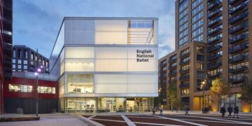 В Париже применили слезоточивый газ на манифестации феминисток