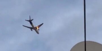 В США самолет упал на жилой дом