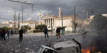 Во время беспорядков в Афинах повредили памятник Зевса Олимпийского