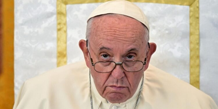 Врачи считают, что папа римский сможет быстро восстановить голос