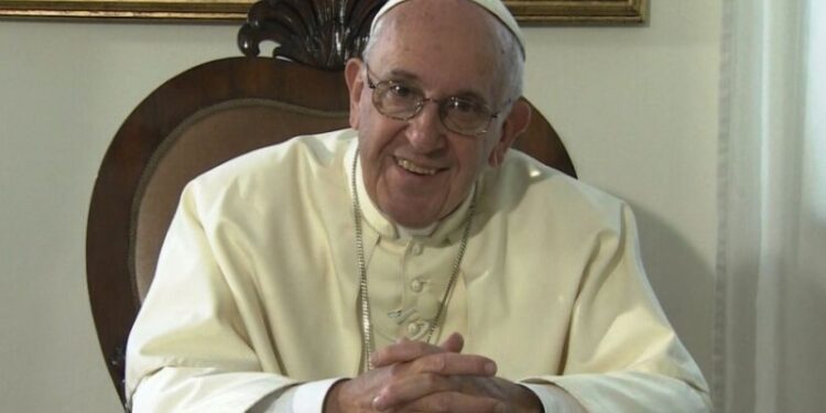 Врачи зафиксировали улучшение состояния папы римского