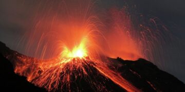 Вулканологи заявили о повышенной сейсмической активности вулкана на Аляске