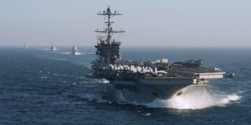 Выпущенные хуситами БПЛА по авианосцу США не достигли цели, пишут СМИ