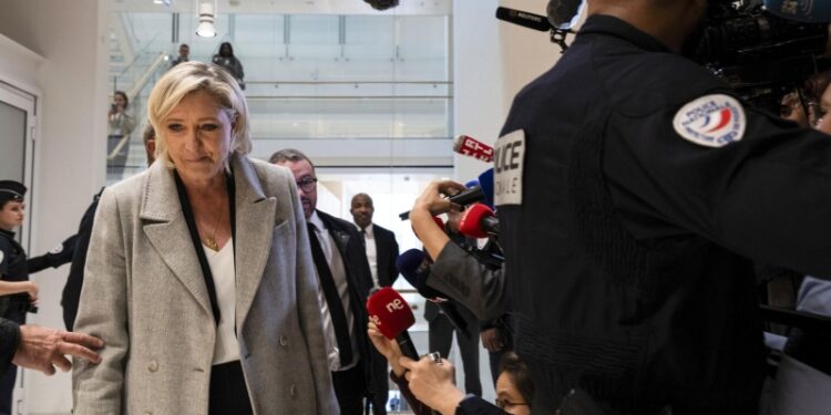 Защита попросит рассмотреть апелляцию на приговор Ле Пен до 2027 года