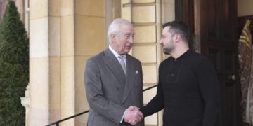 Зеленский в черной одежде встретился с королем Карлом III