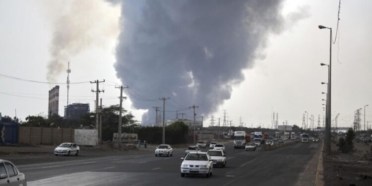 Число пострадавших при взрыве в иранском порту возросло до 750