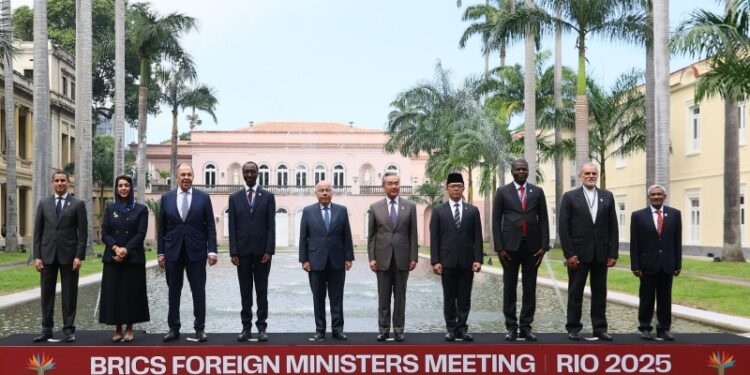 Главы МИД БРИКС подтвердили приверженность мирному разрешению споров