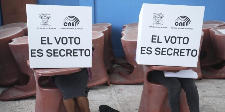 Явка во втором туре выборов президента Эквадора составила более 83%