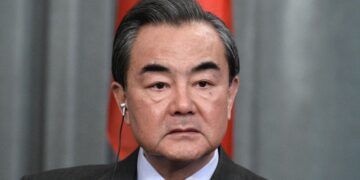 Китай ждет урегулирования коренных причин украинского кризиса, заявил Ван И