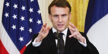 «Кровавая авантюра»: во Франции накинулись на Макрона из-за Путина и Трампа