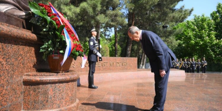Лавров возложил цветы к Вечному огню в Самарканде