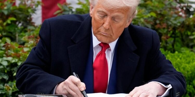 Медведев призвал Трампа покарать заказчиков покушения на него