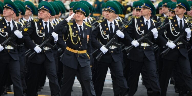 Министр обороны ЮАР посетит парад Победы в Москве