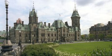 Неизвестный забаррикадировался в здании парламента Канады