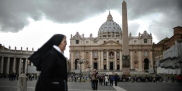 Преемник папы Франциска столкнется с дефицитом бюджета, сообщили СМИ