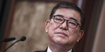 Премьер Японии хочет представить Трампу пакет предложений