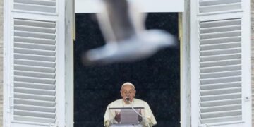 Премьер Японии выразил соболезнования в связи с кончиной папы Франциска