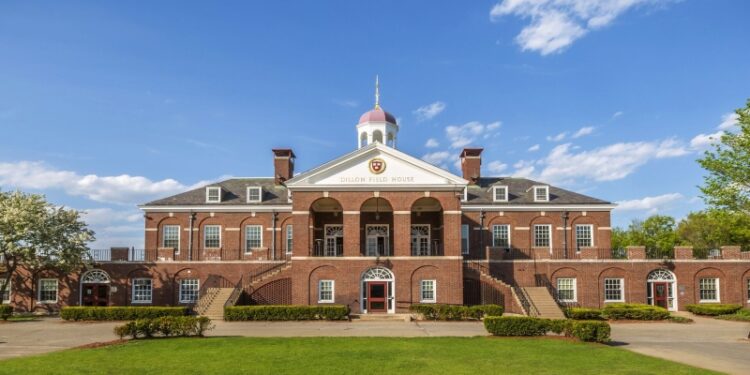 Президент Гарварда заявил об угрозе для важных исследований