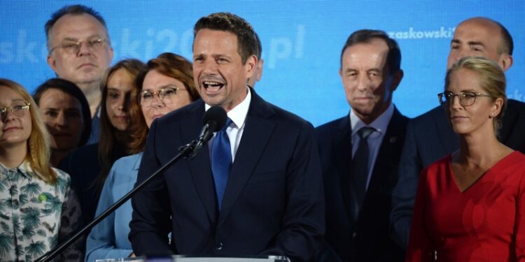 Разрыв между конкурентами на выборах президента Польши снизился до минимума