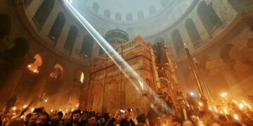 Российская делегация получила Благодатный огонь в Иерусалиме