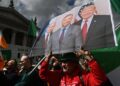 «С портретами Путина и Трампа»: в Ирландии прошел многотысячный митинг