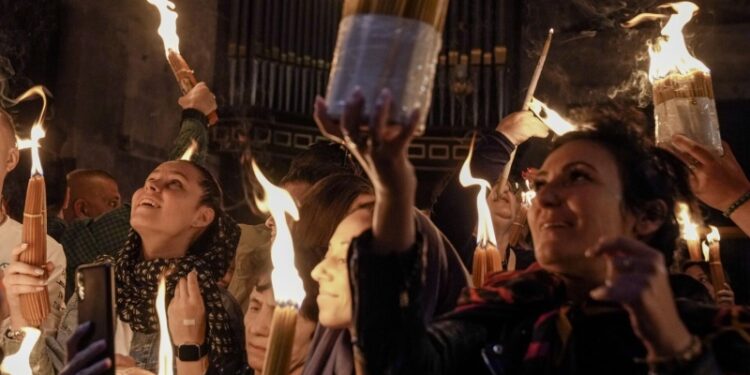 Схождение Благодатного огня 2025: когда проходит, значение для верующих