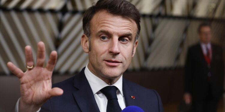 СМИ: Макрон может стать представителем Европы на переговорах по Украине