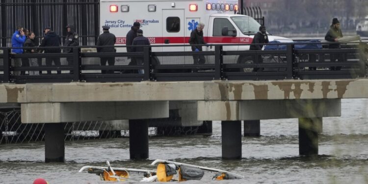 СМИ: упавший в Гудзон вертолет ремонтировали осенью из-за неисправности